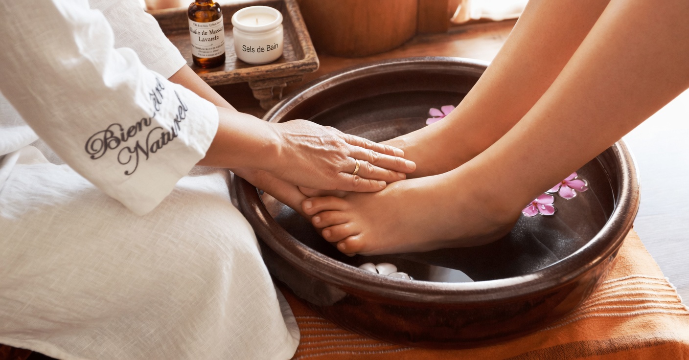 Routine de bain de pieds naturel pour seniors pour favoriser une circulation saine et le confort à la maison – guide quotidien