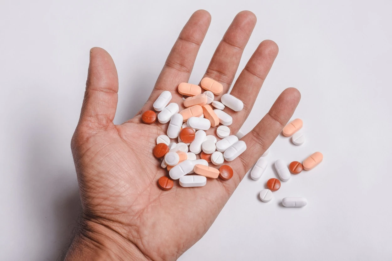 8 médicaments courants qui peuvent endommager vos reins (et pourquoi l’automédication est risquée)