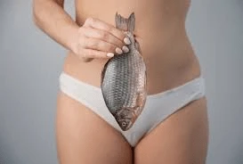 Pourquoi mon vagin sent-il le poisson ? Causes courantes et quand s’en préoccuper