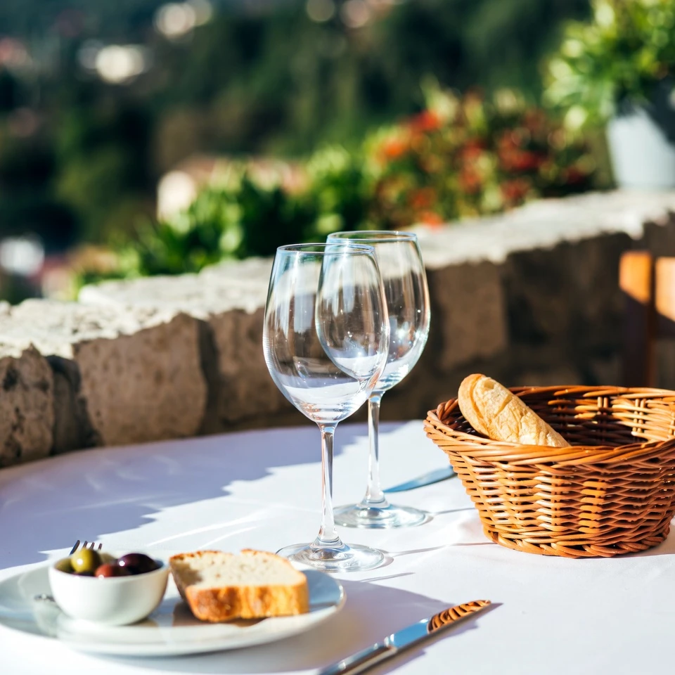Seniors, découvrez 15 aliments courants qui peuvent aggraver l’engourdissement et les picotements dans vos pieds